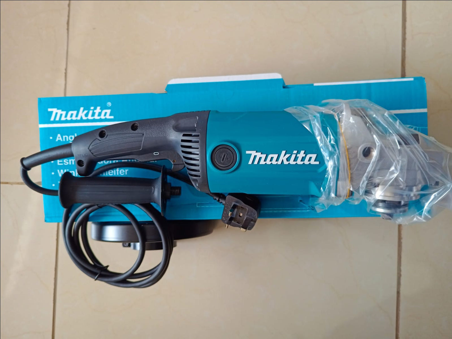 Makita GA7090 180mm (7") Angle Grinder – 2200W