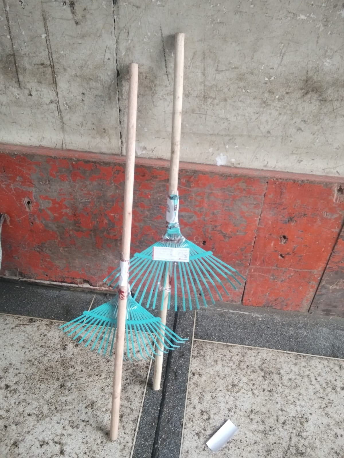 Fortune Turquoise Metal Leaf Rake 22 Teeth with wooden handle