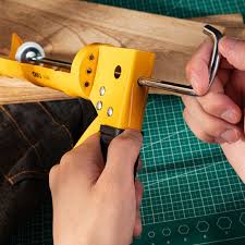 Deli Caulking Gun