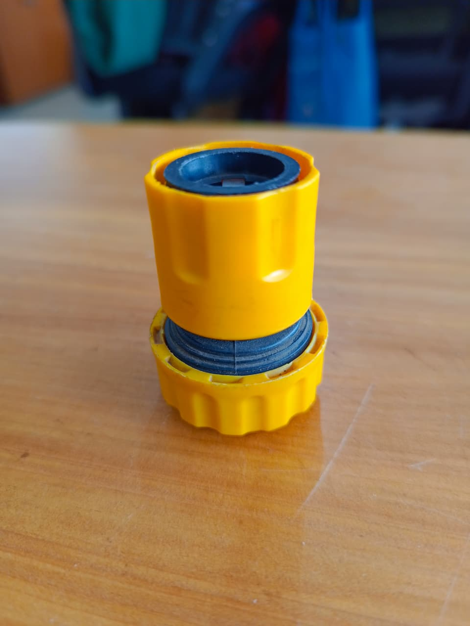 Yellow hose connector with push-fit mechanism