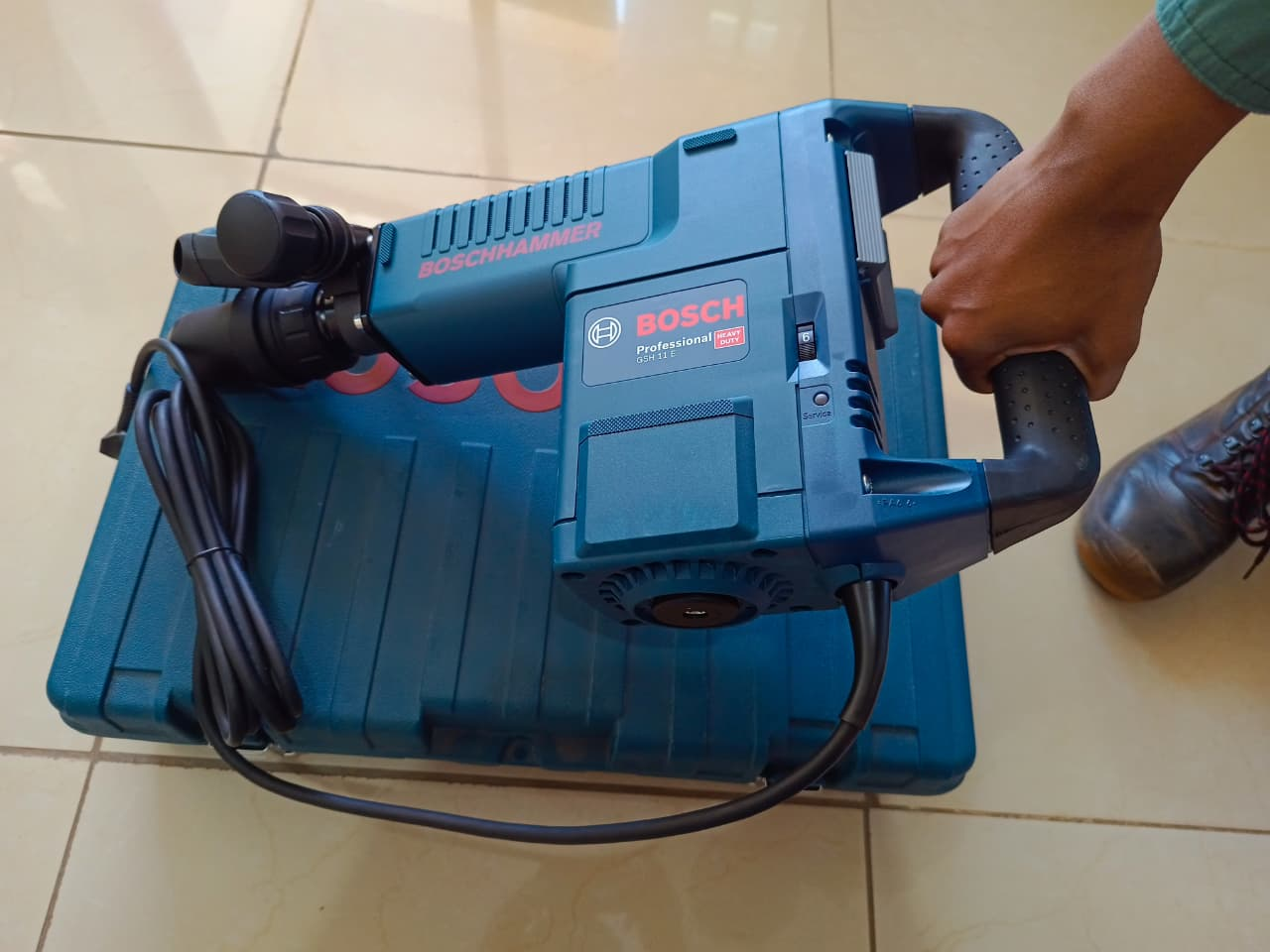 Bosch GSH 11 E Professional demolition hammer top view with handle grip
