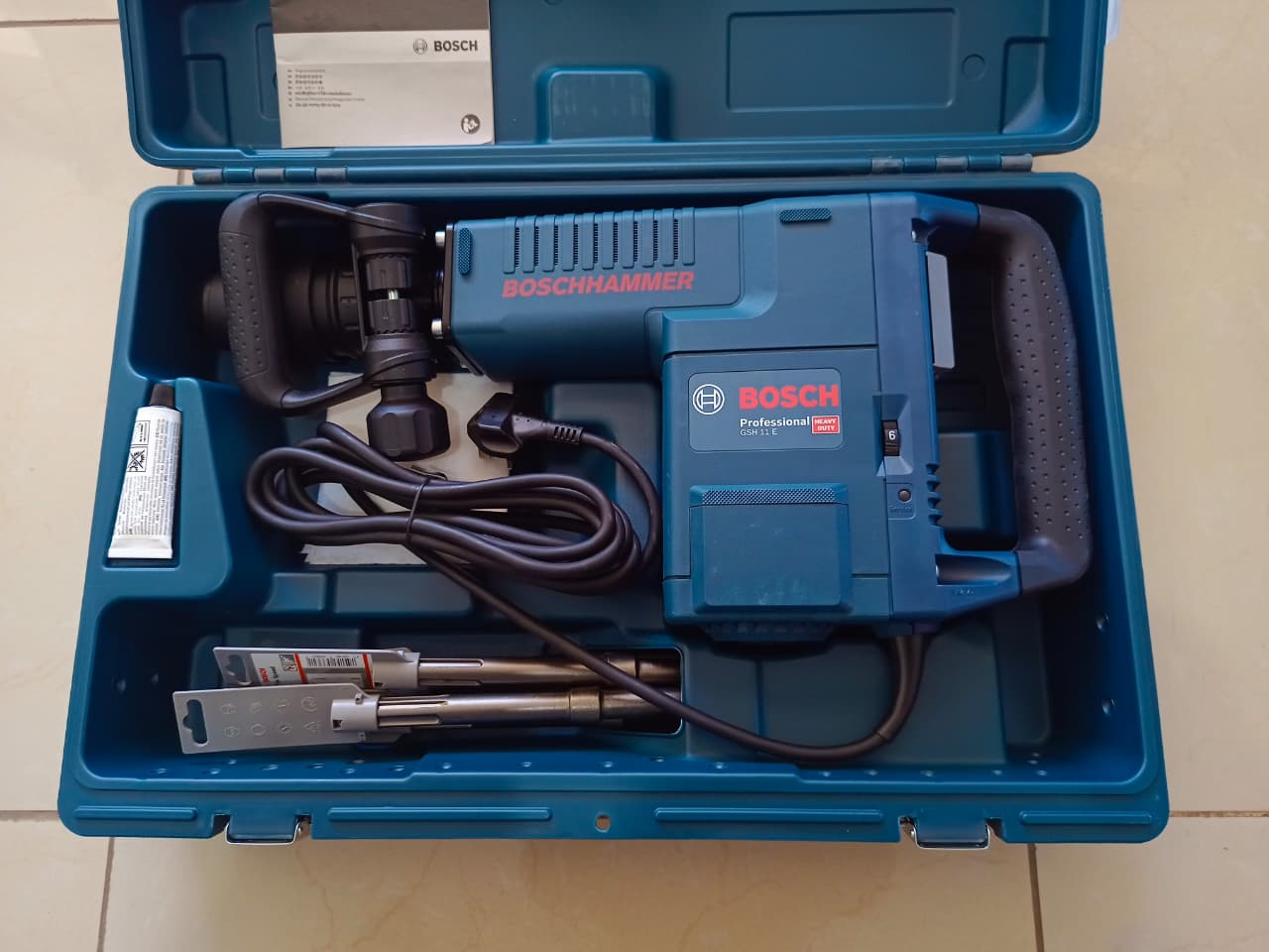 Bosch GSH 11 E demolition hammer open case with chisel accessories