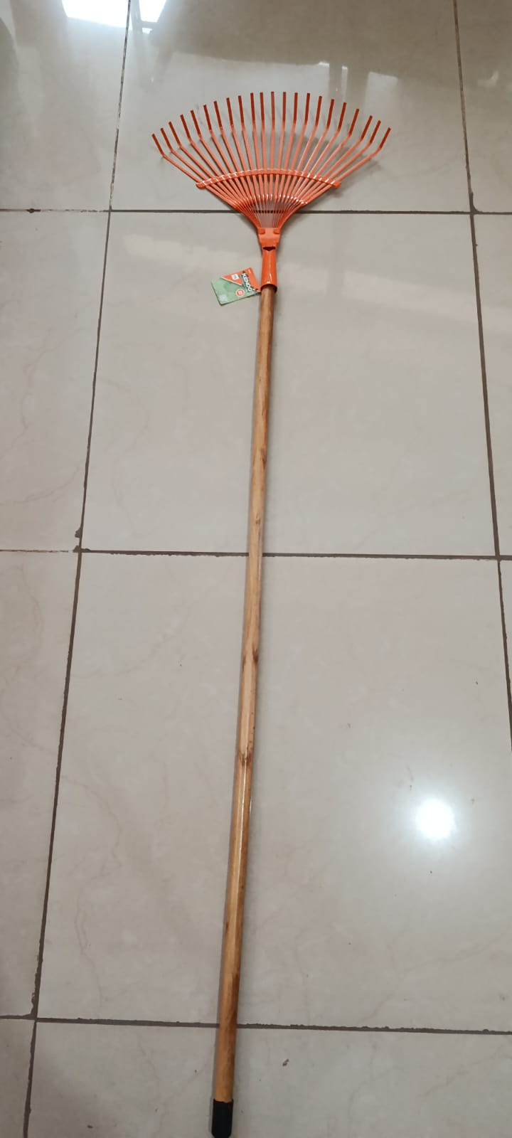 Kendo Gardening Rake Metal Fan 22T - full length with wooden handle assembled