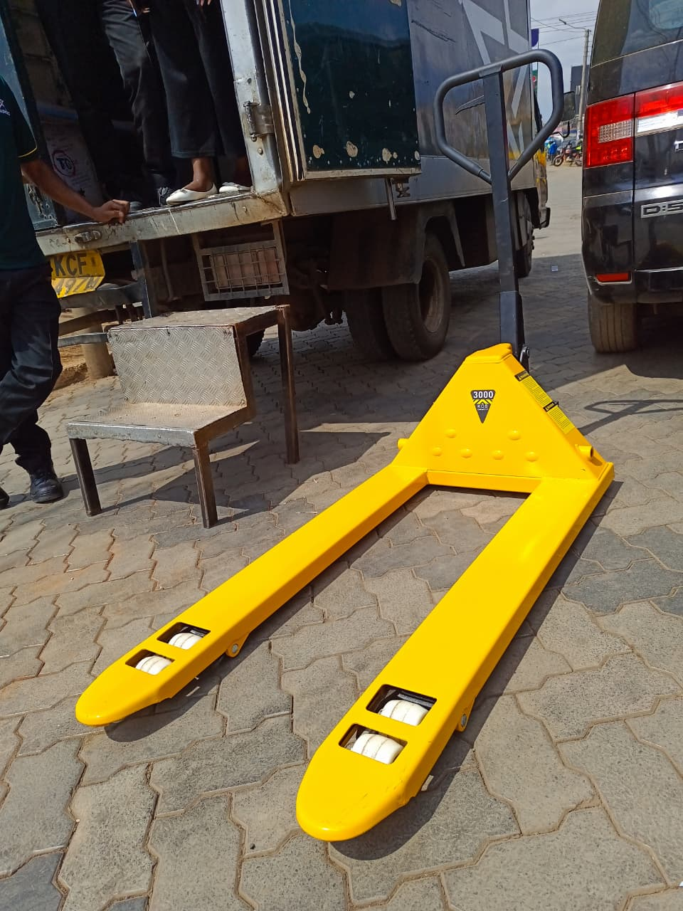 Hisaki 3-ton wide pallet truck on paving stones during delivery